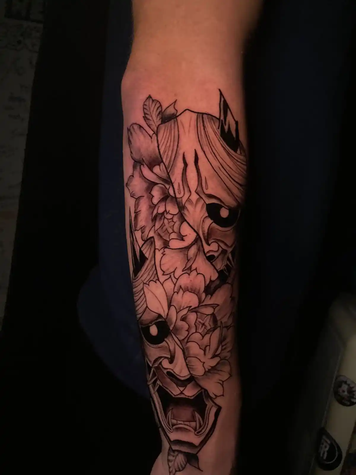 Tatuaje de mascara con flores.