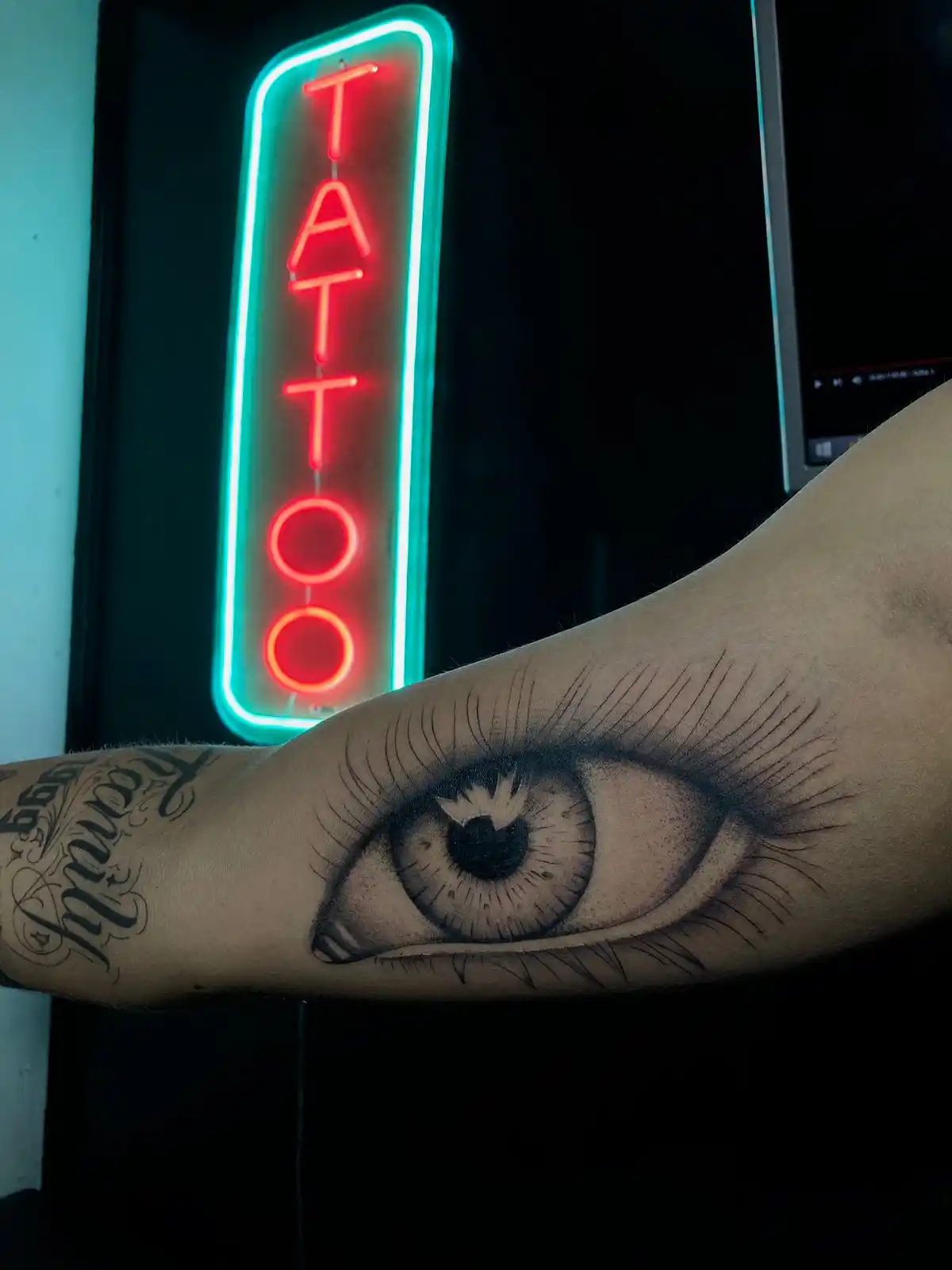 Tatuaje de un ojo realista.